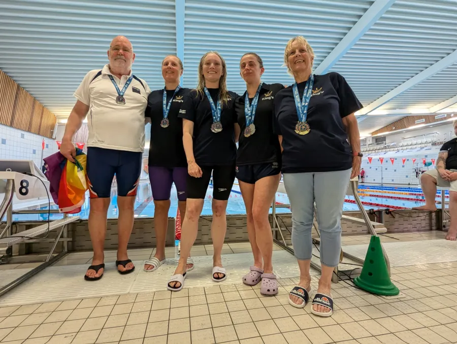 Simon with team at the World Transplant Games